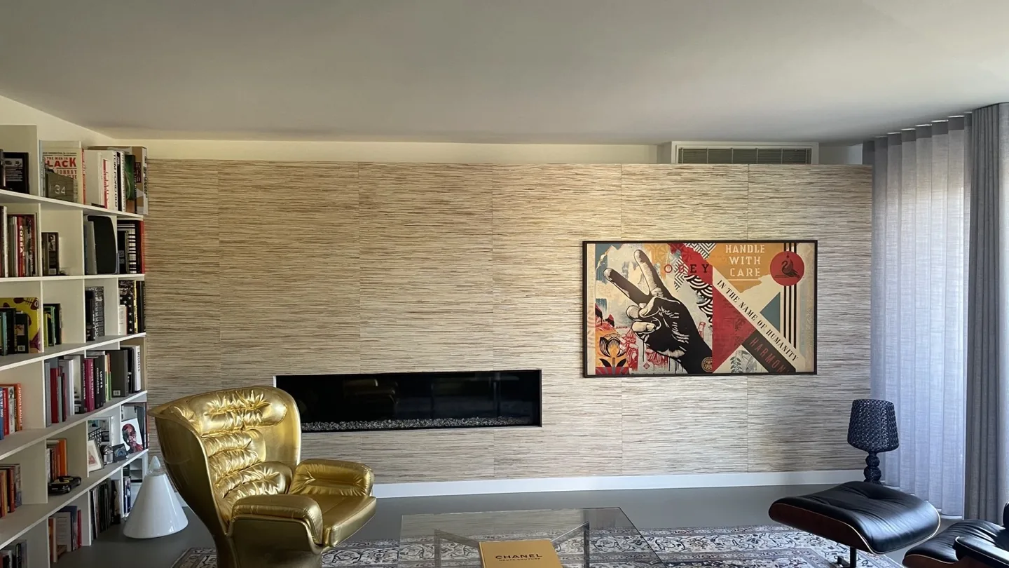 Ruim interieur met afgewerkte wand en haard