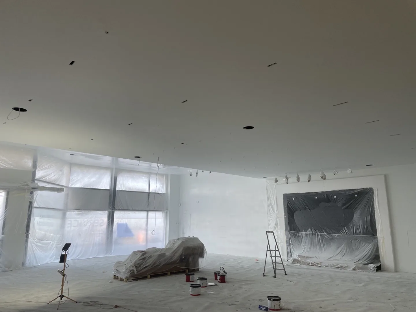 Ruim interieur tijdens professioneel schilderwerk