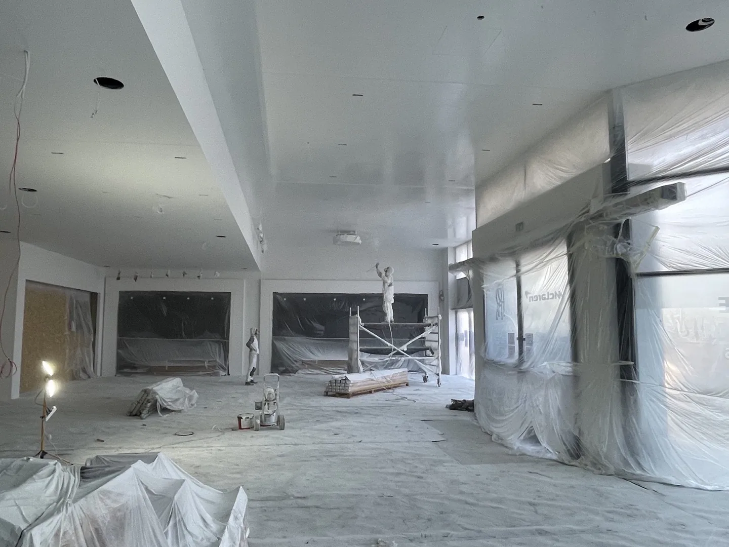 Schilderwerk in uitvoering in een groot interieur