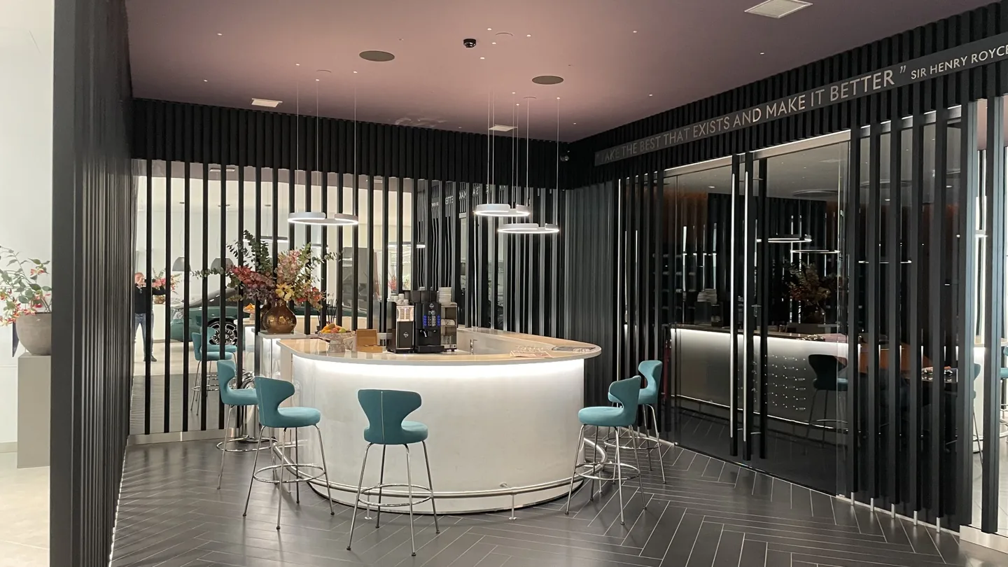 Representatieve entree met maatwerk, wandafwerking en sfeervolle verlichting