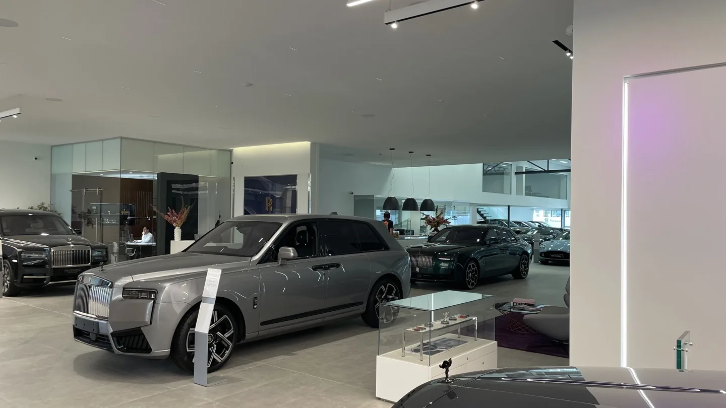 Luxe showroom met verzorgde wand- en plafondafwerking