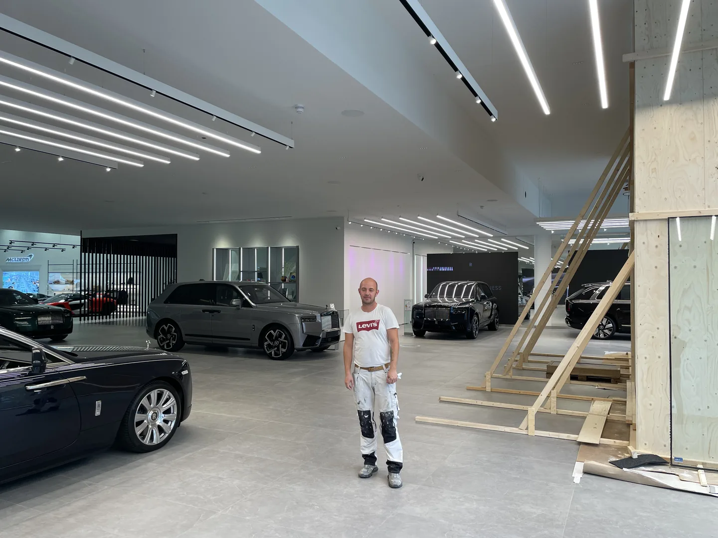 Schilder aan het werk in een modern zakelijk interieur