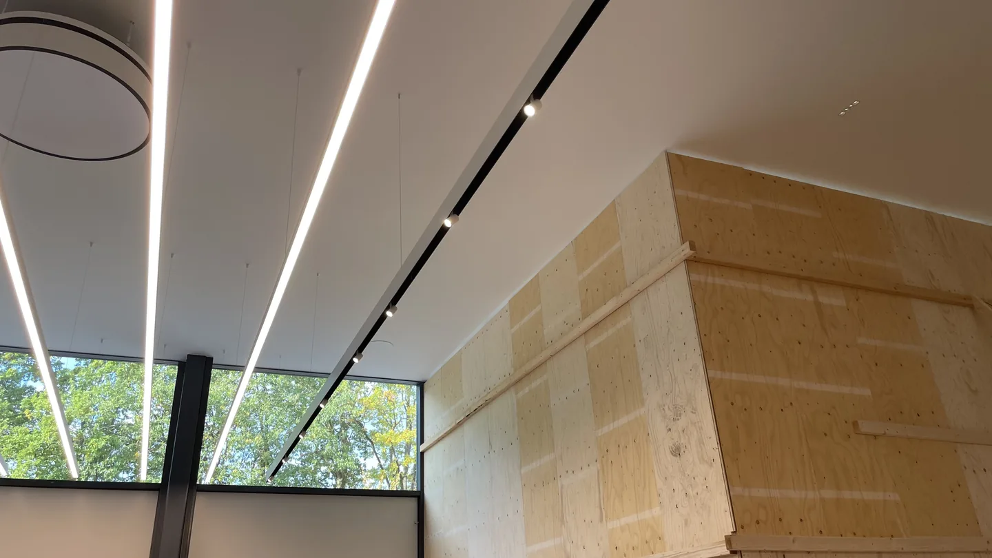 Zorgvuldig afgewerkte wand en plafond in een modern interieur