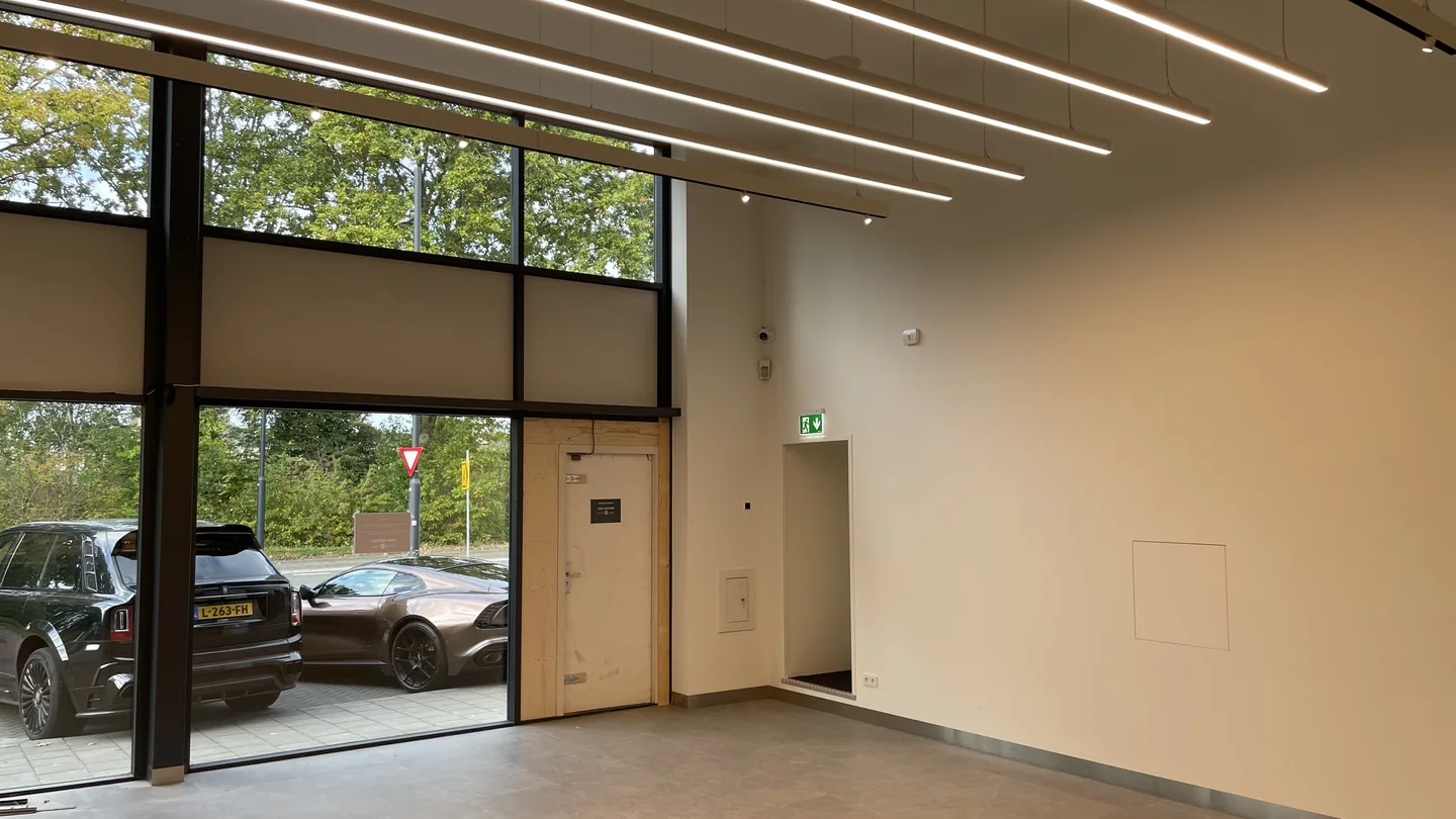 Strak afgewerkte entree met maatwerk en verlichting