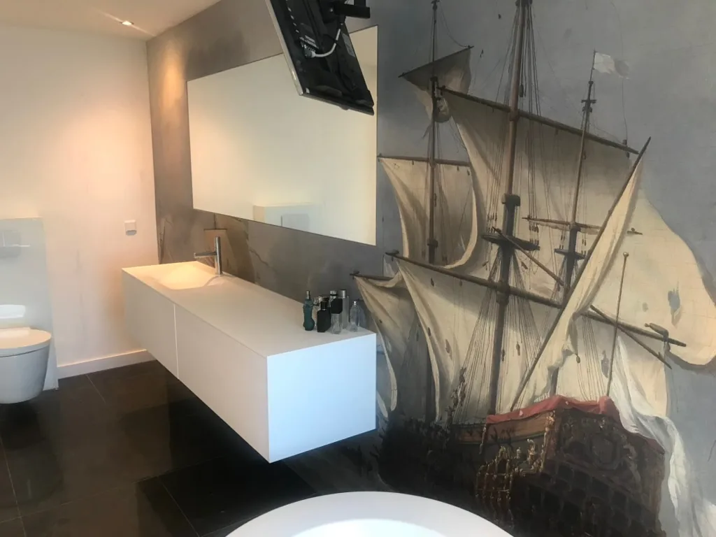 Detailfoto van fotobehang met een schip in een moderne badkamer
