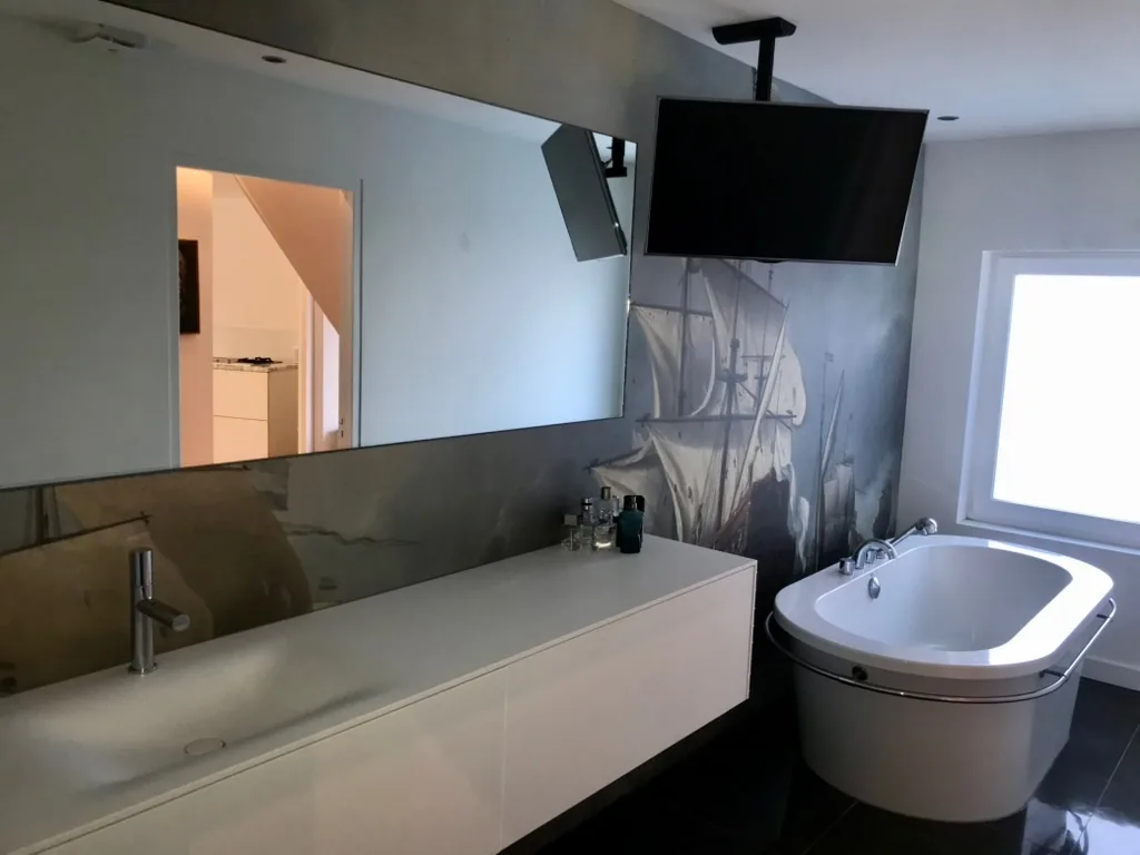 Eigen projectfoto van een moderne badkamer met zorgvuldig aangebracht fotobehang van een schip