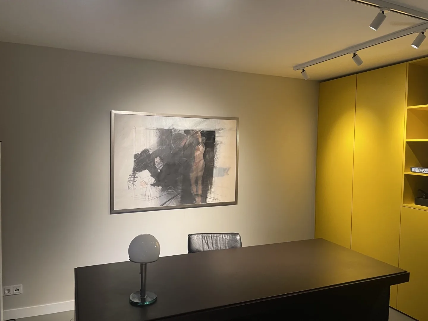 Eigen projectfoto van een strak afgewerkte wand met maatwerk en verlichting