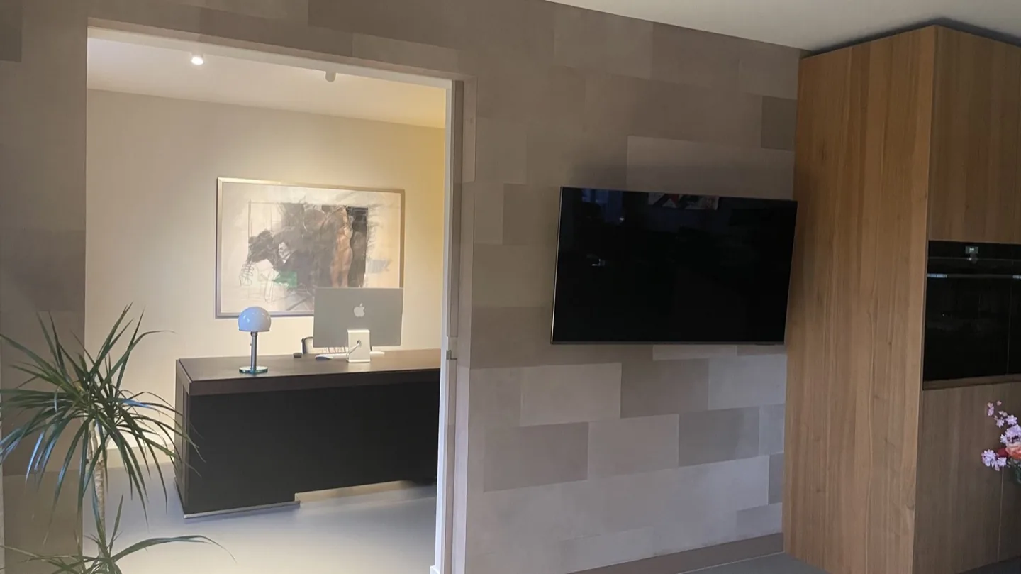 Eigen projectfoto van wandafwerking met maatwerk en televisie