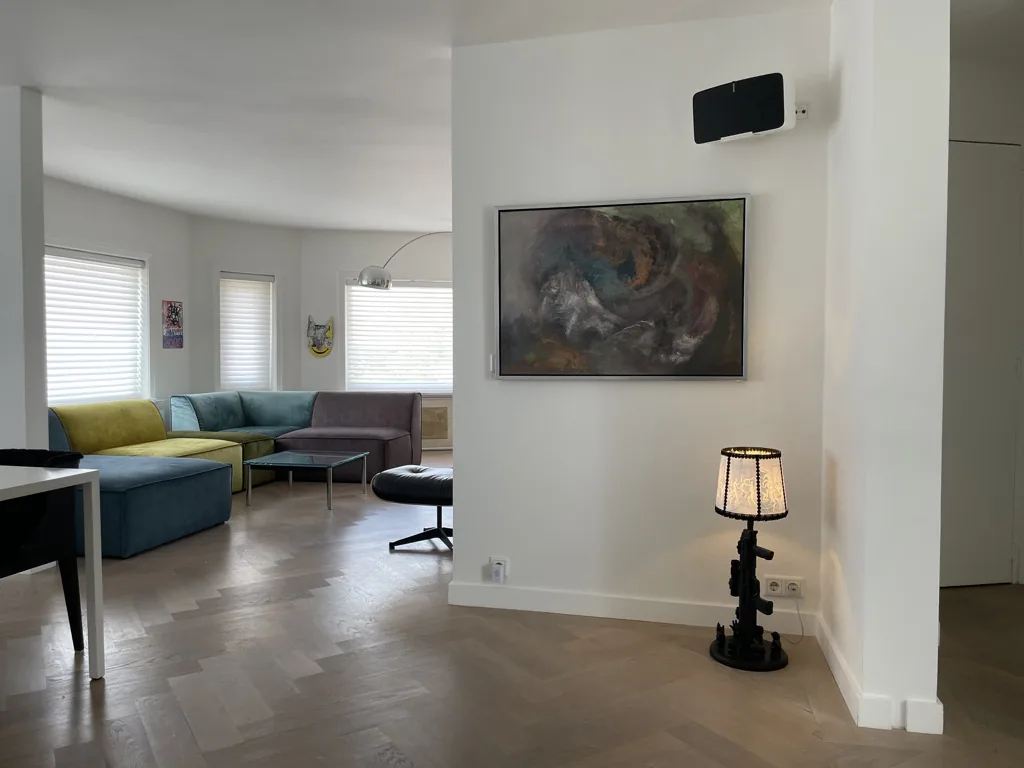 Licht interieur met afgewerkte wanden, vloer en raamdecoratie